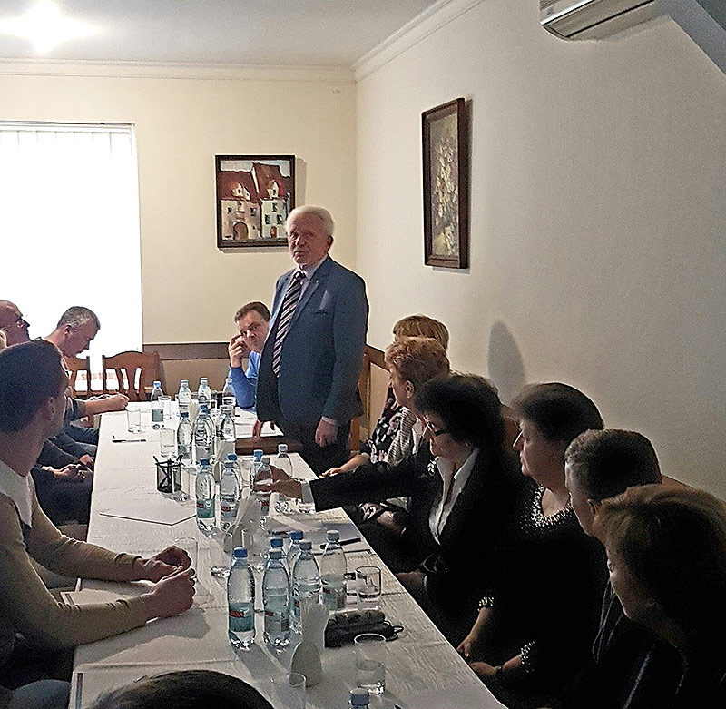  2 foto -  ar E.Šteinfeldu un asociācijas biedriem