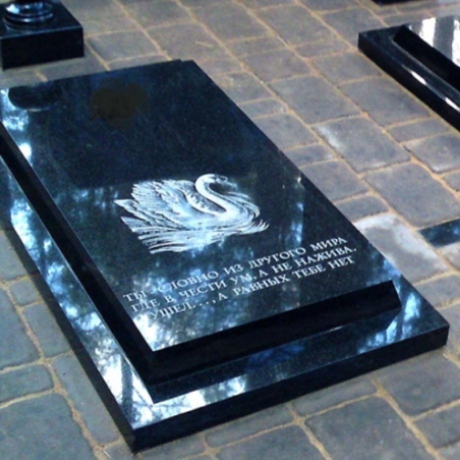 Granite closed grave slab