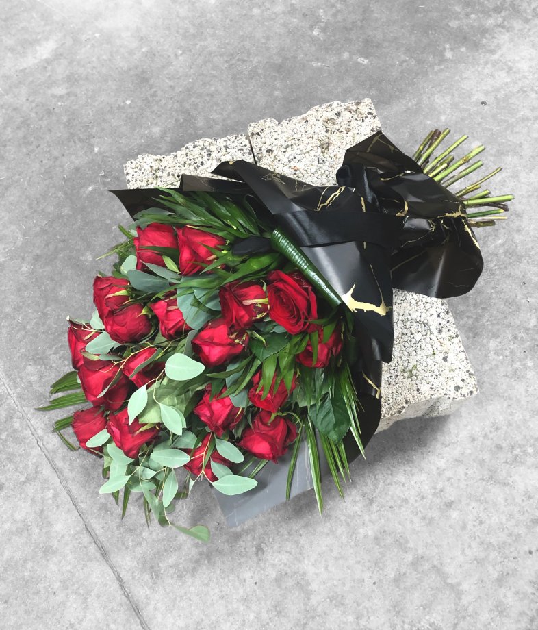 Mourning bouquet with red roses P20