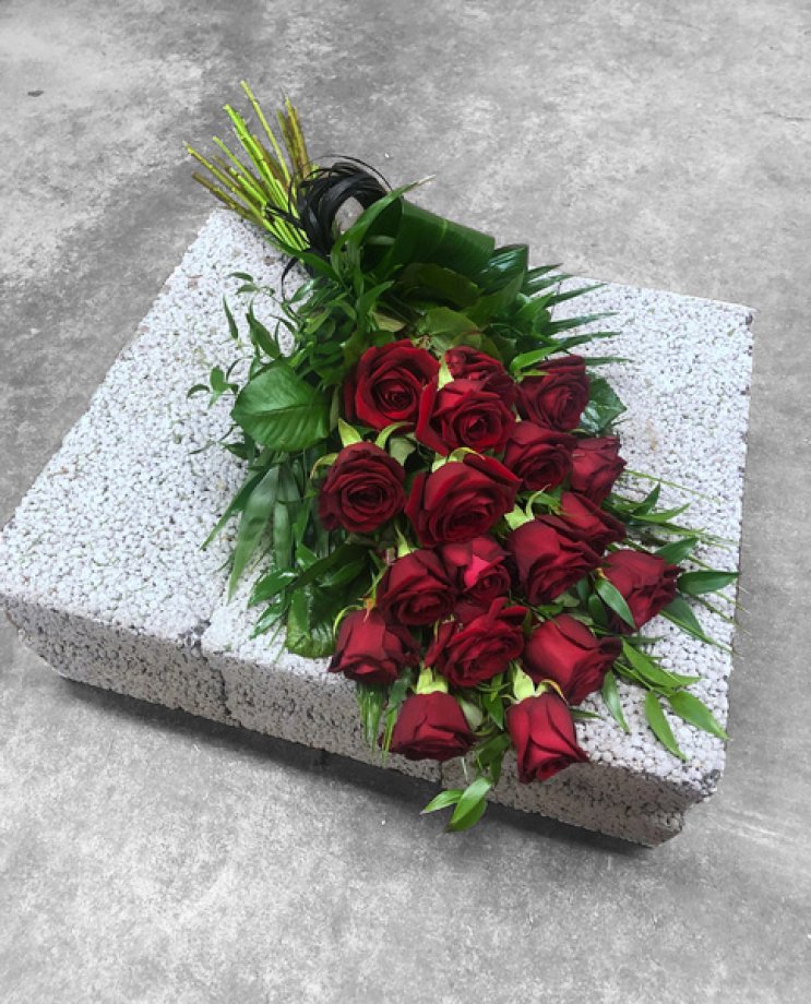 Mourning bouquet with red roses and a black mourning ribbon – P9