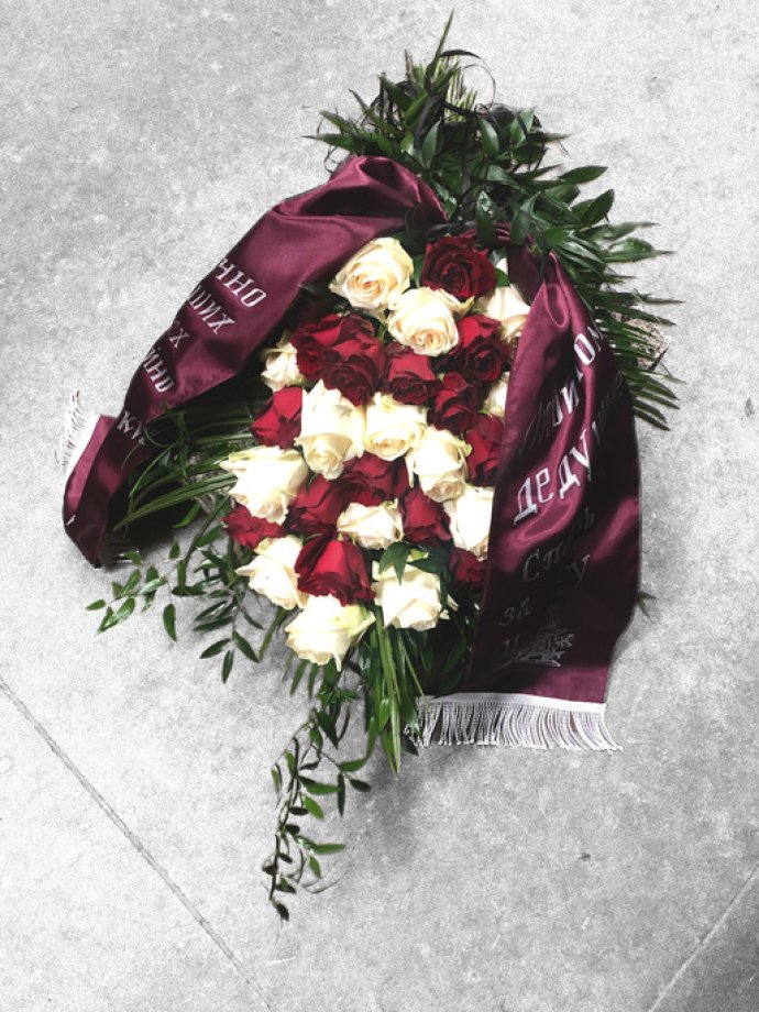 Mourning bouquet with roses and a satin mourning ribbon – P16