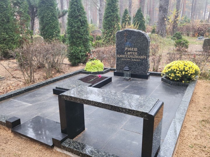 Rough-hewn headstone made of granite