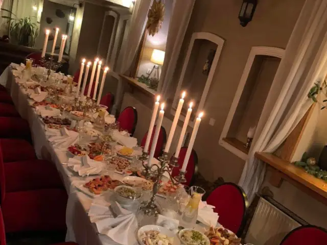 Plaši klāts galds svinībām