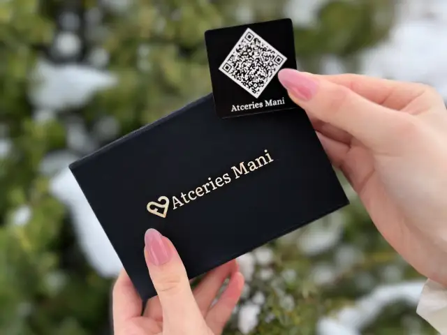 Saglabājiet mīļoto piemiņu ar AtceriesMani.lv QR medaljonu