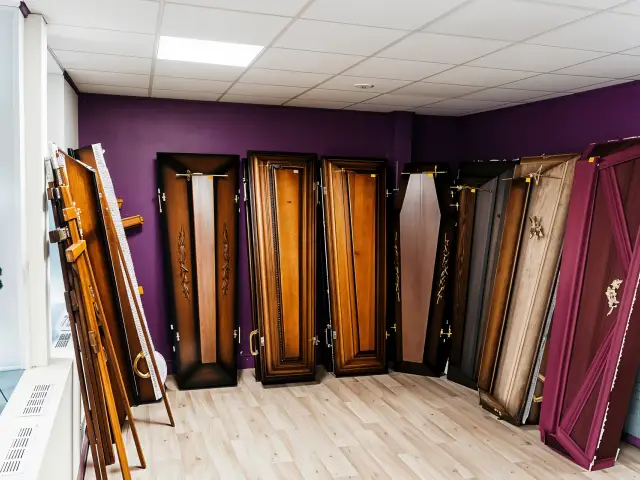 			Pasūtīt apbedīšanas piederumus
	