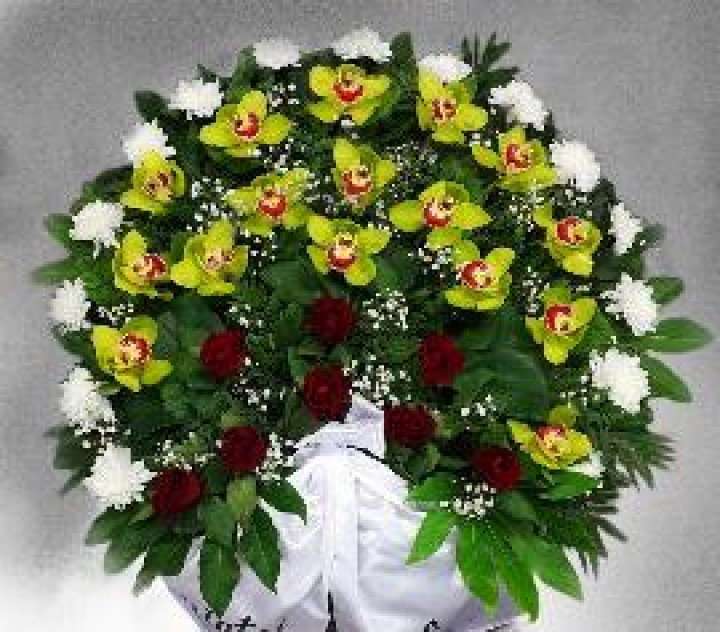Bēru vainags Baltās krizantēmas, bordo rozes ar zaļajām orhidejām0,9m Nr.20 Bēru vainags Baltās krizantēmas, bordo rozes ar zaļajām orhidejām0,9m Nr.20