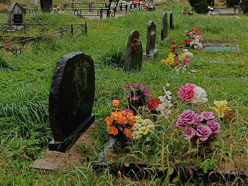 Apbedījumi - Sventes kapos