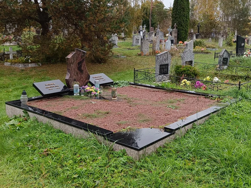 Jauns apbedijums Sventes kapos