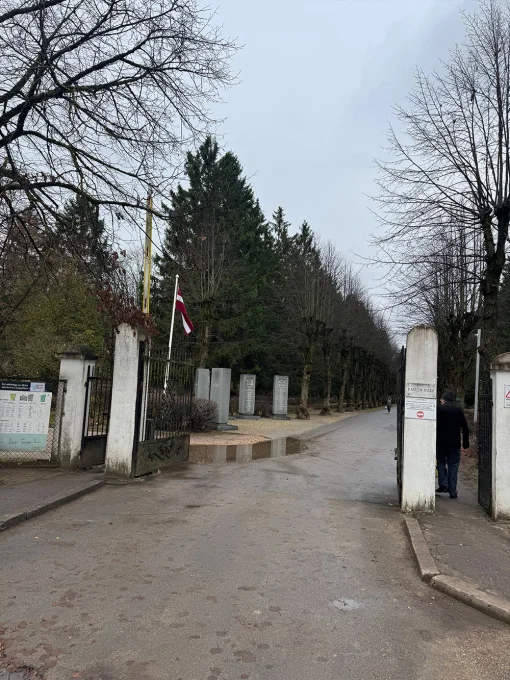 2 Meža kapu centrālā ieieja ar piemiņas vietām