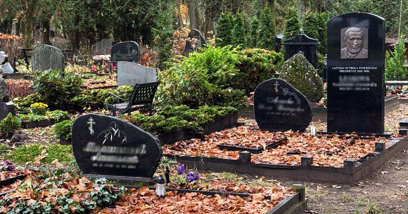 Viesu skats uz kapsētu ar alejām un kapavietām