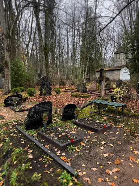 Ziepniekkalna kapsēta ir viena no vecākajām pilsētas nomales kapsētām.