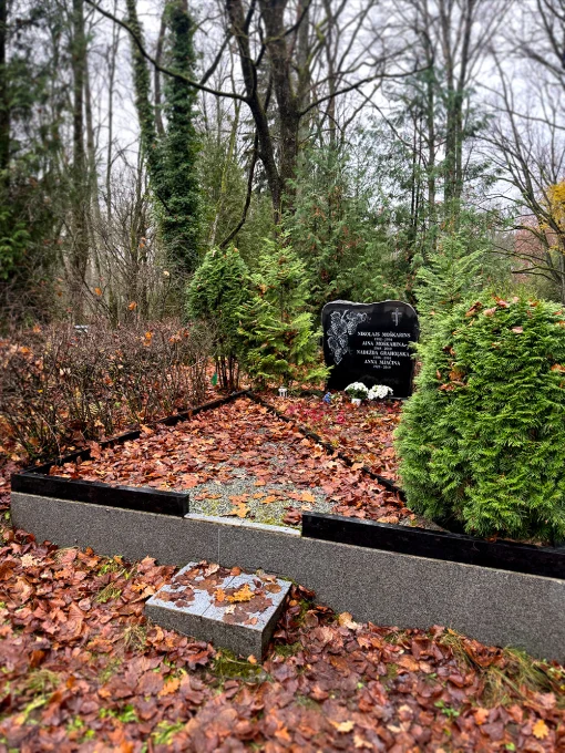 Ģimenes kapavieta Ziepniekkalna kapsētā