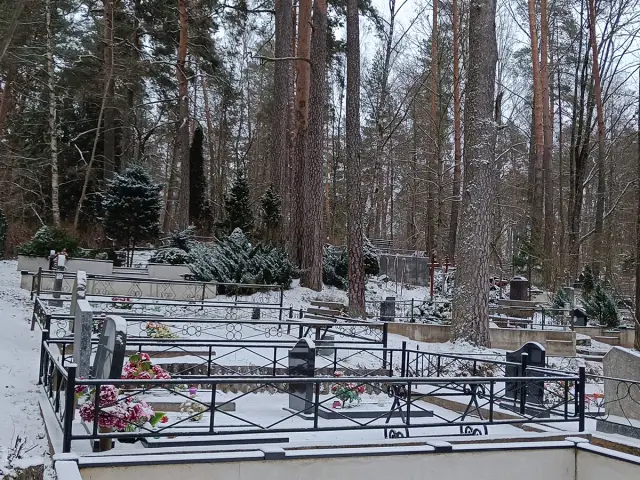 Ziemas klusums vēsturiskajos Katoļu kapos Daugavpilī.