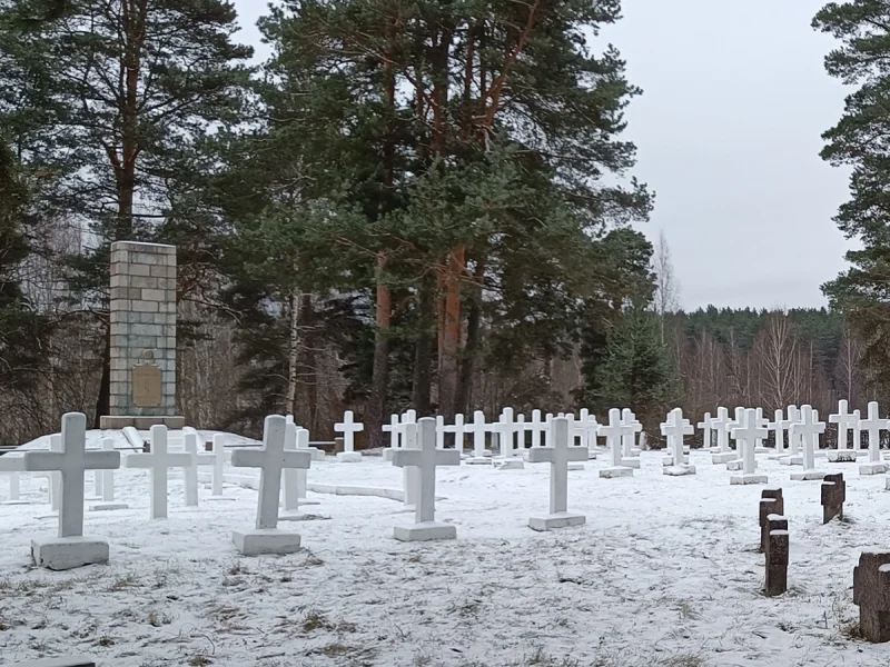 Vēsturiski kapi, kas liecina par pilsētas daudzveidīgo kopienu un kultūras mantojumu.